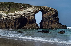 Playa Las Catedrales en Ribadeo, Lugo, altamente valorada por su belleza.