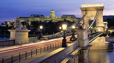 Vuela barato a Budapest y pasea por sus puentes y por el río Danubio