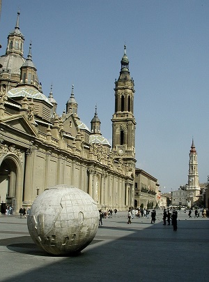 Visita en Ave las ciudades con las plazas más bonitas, como la Plaza del Pilar, Zaragoza
