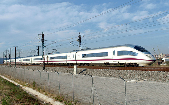 Ya hay dos trenes Ave con publicidad exterior