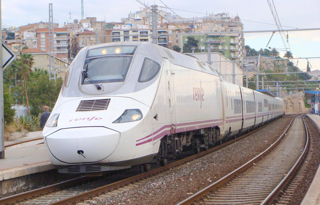 Los trenes Ave duplican su ventaja sobre el avión de enero a junio