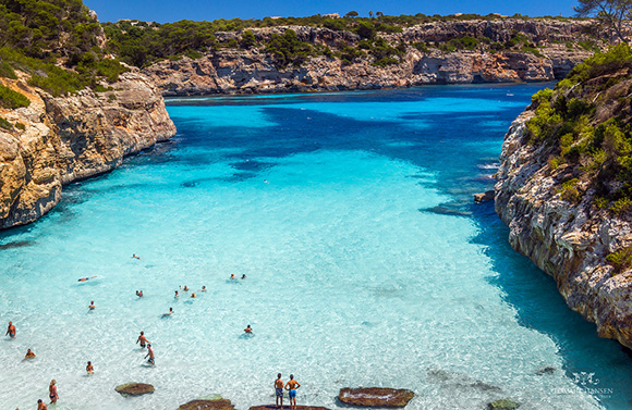 Viaja en avión a Mallorca y haz senderismo, cicloturismo o buceo