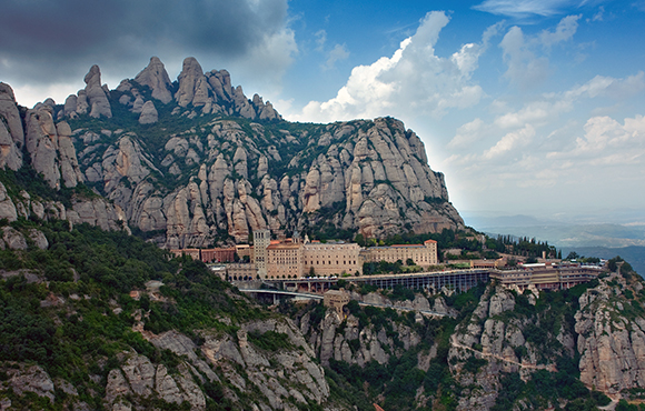 Conoce Montserrat viajando en Ave a Barcelona