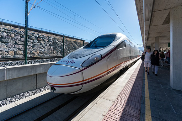 Vendidos más de dos millones de billetes para los trenes AVE Madrid Alicante durante el último año
