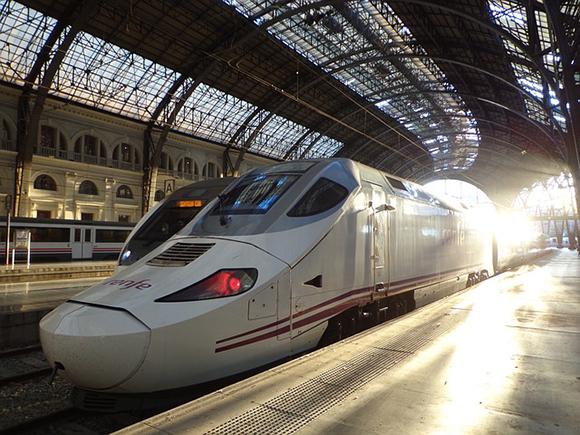 Se han programado un total de 530.000 plazas para viajar en los trenes AVE Madrid Alicante durante este verano 2017
